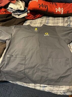 WonderWink Men's V-Neck Scrub Top in Charcoal